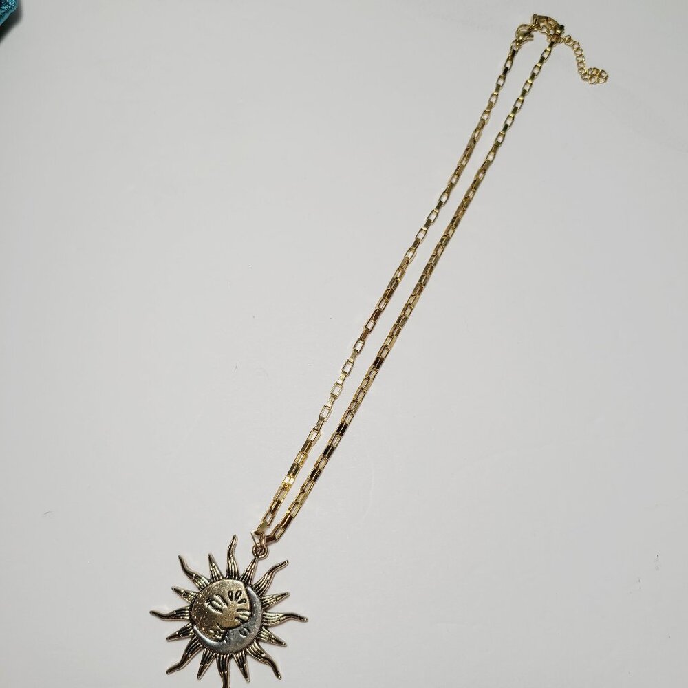 Pendant Celestial Sun & Moon Pendant Necklace – 18K Gold Plated Chain - Picture 5 of 6
